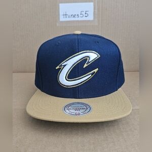 Mitchell & Ness Cleveland Cavaliers Snapback (Navy Blue, Tan Gold)
